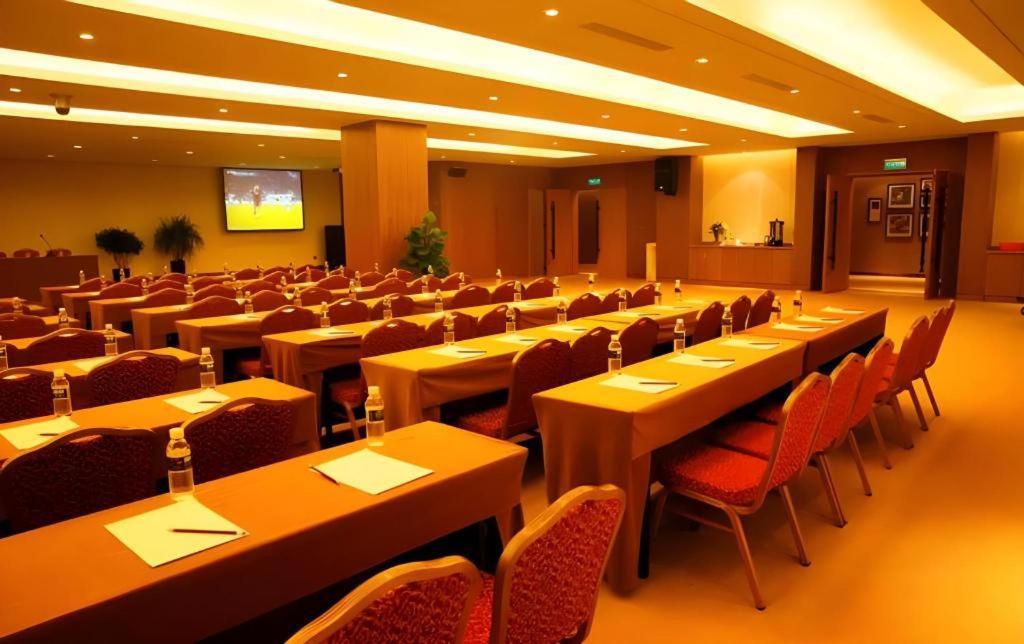 Wyndham Garden Hotel Lingshui  Exterior photo